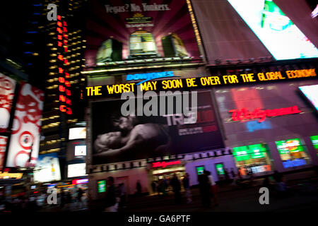 Dow Jones-elektronische News-Ticker am Times Square in New York 25. Juni 2009. Meldung "das Schlimmste bald vorbei sein kann". Stockfoto