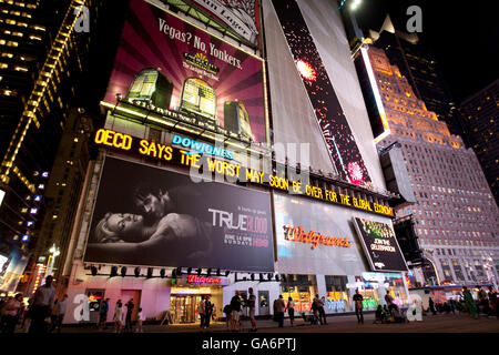 Dow Jones-elektronische News-Ticker am Times Square in New York 25. Juni 2009. Meldung "das Schlimmste bald vorbei sein kann". Stockfoto