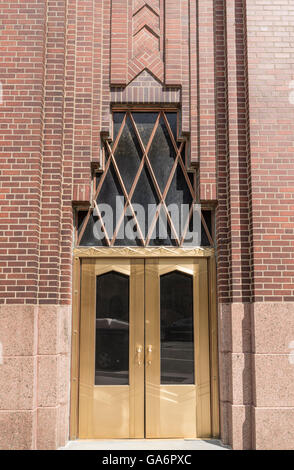 Nahaufnahme der Goldtür auf der denkmalgeschützten Jugendstil Western Union Building (60 Hudson Street) in Tribeca, New York. Stockfoto