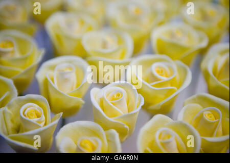 6. April 2006 - New York City, NY - weisse essbare Rosen als Hochzeitstorte Dekoration benutzt Austrocknen an Sylvia Weinstock Kuchen. Stockfoto