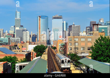 Ein CTA grüne Linie am Bahnhof von Chicago Ashland Avenue Station während der Rush Hour Abend anreisen. Chicago, Illinois, USA. Stockfoto