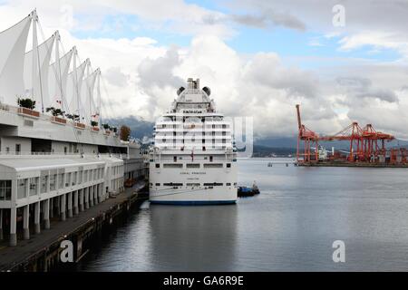 Die Coral Princess Kreuzfahrt Schiff in Canada Place terminal Vancouver, British Columbia, Kanada. Stockfoto