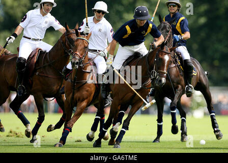 Das Team von Lechuza Caracas (links) stellt sich während des Veuve Clicquot Gold Cup für die British Open Polo Championship zwischen Lechuza Caracas und Loro Piana im Cowdray Park in Midhurst, Sussex gegen Mitglieder des Teams Loro Piana. Stockfoto