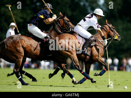 Das Team von Lechuza Caracas (rechts) stellt sich während des Veuve Clicquot Gold Cup für die British Open Polo Championship zwischen Lechuza Caracas und Loro Piana im Cowdray Park in Midhurst, Sussex, gegen Mitglieder des Teams Loro Piana. Stockfoto