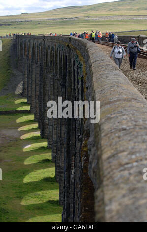 Hunderte von Menschen nutzen die einmalige Gelegenheit, über das Ribblehead Viadukt auf der Carlisle zu laufen, um die Rail-Line in Cumbria anzusiedeln. Stockfoto