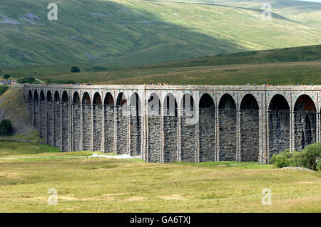 Einige der hundert Menschen nutzen die heutige einmalige Gelegenheit, über das Ribblehead Viadukt auf der Carlisle zu laufen, um die Rail-Line in Cumbria zu besiedeln. Stockfoto