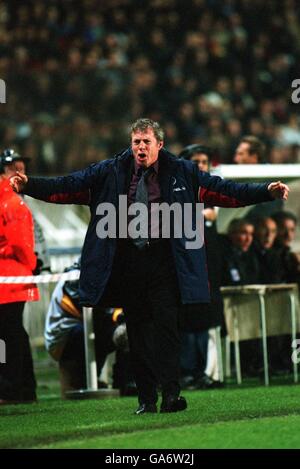 Paris Saint Germain Coach Luis Fernandez remonstriert auf der Touchline Stockfoto