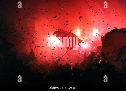 Französischer Fußball - Premiere League - Paris Saint Germain gegen Marseille. Die Tribünen werden durch Fackeln beleuchtet Stockfoto