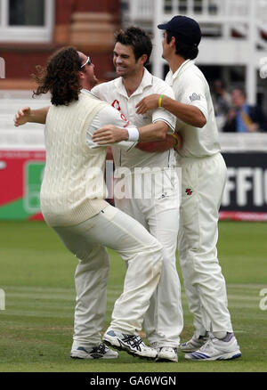 Der englische James Anderson (Mitte) feiert das Wicket von Indiens Dinesh Karthik mit Ryan Sidebottom (links) und Alastair Cook am fünften Tag des ersten npower Tests am Lord's Cricket Ground, London. Stockfoto