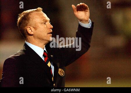 Scottish Soccer - Bank of Scotland Premier League - Motherwell gegen Rangers. Alex McLeish, der neue Manager der Rangers, zeigt seinem Team gegenüber Motherwell eine Geste Stockfoto