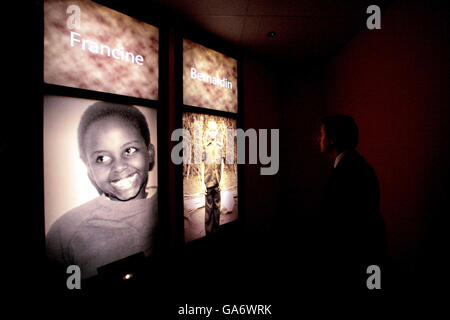 David Cameron, Vorsitzender der britischen Konservativen Partei, am National Memorial for Genocide in Kigali, Ruanda bei einem zweitägigen Besuch im Land. Stockfoto