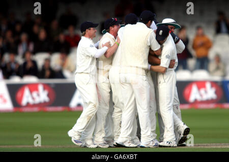 Cricket - npower First Test - England gegen Indien - Tag zwei - Lord's. England Spieler feiern nach einem Wicket Stockfoto