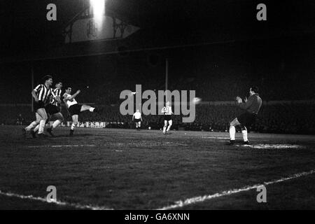 Sheffield Wednesday und England Torhüter Ron Springett (r) vor einem erfolglosen Versuch, einen Schuss auf das Tor von Tottenham Hotspur Bobby Smith (in weißem Hemd) zu retten. Stockfoto