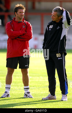 Alan Kimble, Ebbsfleet United Assistant Manager (l) und Willie Donachie, Millwall Manager Stockfoto