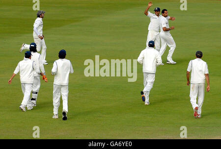 Der indische Zaheer Khan feiert mit Teamaten, nachdem er am vierten Tag des zweiten npower-Test-Spiels in Trent Bridge, Nottingham, das Wicket von Michael Vaughan in England gewonnen hat. Stockfoto