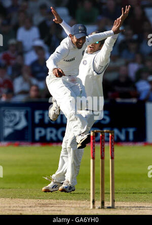 Indiens Dinesh Karthik feiert, nachdem er am vierten Tag des zweiten npower-Test-Spiels in Trent Bridge, Nottingham, den englischen Paul Collinwood von Zaheer Khan beim Bowling gesehen hat. Stockfoto