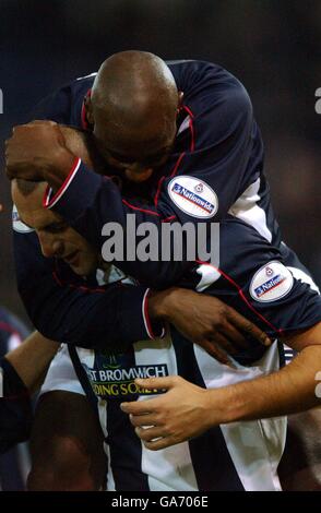 Fußball - Nationwide League Division One - West Bromwich Albion / Stockport County. Jason Roberts von West Bromwich Albion springt auf den Stürmer Daniele Dichio, nachdem er den dritten Treffer erzielt hatte Stockfoto