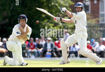 Michael Yardy von Sussex trifft beim Spiel der Liverpool Victoria County Championship in der Aigburth Road, Liverpool, an Lancashire's Paul Houghton vorbei. Stockfoto