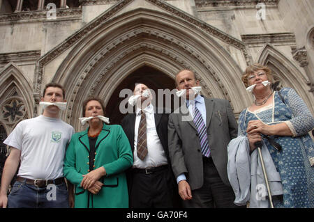 Vertreter von Gruppen, die noch in diesem Monat am Flughafen Heathrow demonstrieren wollen, protestieren vor dem High Court in London gegen die BAA, von der sie behaupten, dass sie versuchen, sie zu vergagen, indem sie ihre Demonstration illegal machen. Stockfoto