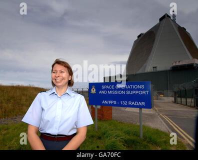 Commander Nicky Loveday steht vor der RAF Fylingdales, North Yorkshire, die aufgerüstet wurde, um die Augen der Vereinigten Staaten umstrittene 'Son of Star Wars' anti-ballistischen Raketen-System. Stockfoto