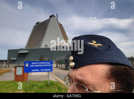 Flugleutnant Jay Garratt steht vor der RAF Fylingdales, North Yorkshire, die zu den Augen des kontroversen Anti-ballistischen Raketensystems „Son of Star Wars“ der Vereinigten Staaten aufgerüstet wurde. Stockfoto