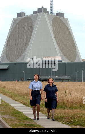 Der Stationskommandant von RAF Fylingdales, North Yorkshire, Nicky Loveday (links) mit dem Squadron-Anführer Alison Darling. Die Basis wurde aufgerüstet, um die Augen des kontroversen Anti-ballistischen Raketensystems „Son of Star Wars“ der Vereinigten Staaten zu sein. Stockfoto