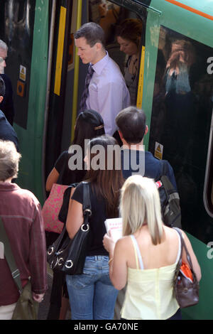 Pendler steigen an der Clapham Junction im Südwesten Londons aus, während weitere auf die Fahrt zur Victoria Station warten. Stockfoto