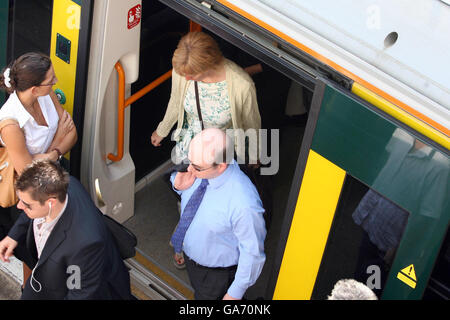 Pendler steigen an der Clapham Junction im Südwesten Londons aus, während weitere auf die Fahrt zur Victoria Station warten. Stockfoto