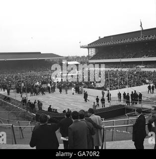 Die Bühne ist für den Kampf des Jahrhunderts, der Ring ist fertig, die Massen sind da, alle agog für den Start der Schwergewichtsweltmeisterschaft zwischen Muhammad Ali (Cassius Clay) und Henry Cooper im Arsenal Stadium in Highbury. Stockfoto