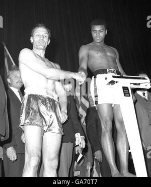 Boxen - Welt-Schwergewichts-Titel - Muhammad Ali V Henry Cooper - wiegen - Odeon Leicester Square Stockfoto