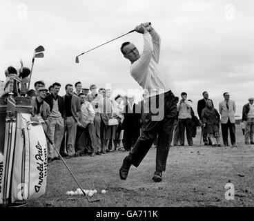 Arnold Palmer beim Training in Royal Birkdale, Southport, Lancashire, bei der Vorbereitung auf die British Open Golf Championship, die am 12. Beginnt. Stockfoto