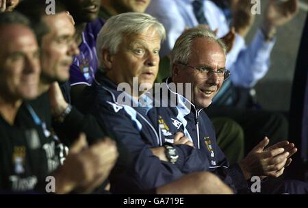 Manchester City Manager Sven Goran Eriksson (r) feiert ihr Finale Tor auf der Bank mit Assistent Hans Backe (nächste links) Und seine Coachingmitarbeiter Stockfoto