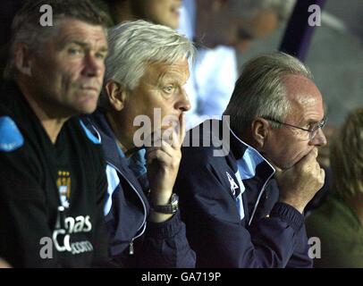 Fußball - freundlich - Shrewsbury Town / Manchester City - New Meadow. Manchester City Manager Sven Goran Eriksson (r) auf der Bank mit dem Assistenten Hans Backe (nächster links) und seinen Trainerstab Stockfoto