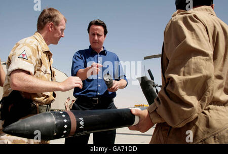 Der konservative Parteichef David Cameron trifft sich am letzten Tag seiner zweitägigen Erkundungsmission bei einem Besuch in Camp Bastion, Südafghanistan, mit Truppen. Stockfoto