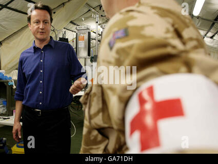 Der konservative Parteichef David Cameron trifft sich am letzten Tag seiner zweitägigen Erkundungsmission bei einem Besuch in Camp Bastion, Südafghanistan, mit Truppen. Stockfoto