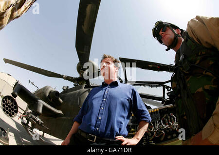 Der konservative Parteichef David Cameron trifft sich am letzten Tag seiner zweitägigen Erkundungsmission bei einem Besuch in Camp Bastion, Südafghanistan, mit Truppen. Stockfoto