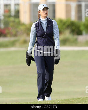 Michelle wie aus den USA hält ihre Hände während der Ricoh Women's British Open am Old Course, St Andrews, Schottland, warm. Stockfoto