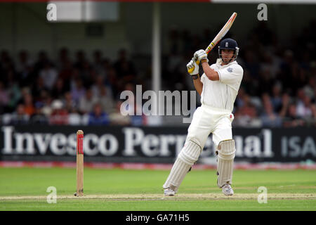 Cricket - npower Second Test - England gegen Indien - Tag 1 - Trent Bridge. Der englische Alastair Cook ist während des 2. Npower-Tests an der Trent Bridge, Nottingham, gegen Indien im Einsatz. Stockfoto