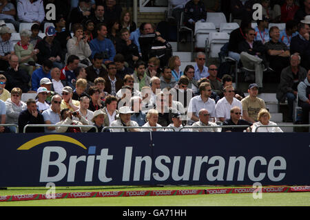 Cricket - npower Second Test - England gegen Indien - Tag drei - Trent Bridge. Gesamtansicht der Menge, die das Spiel am dritten Tag des zweiten npower-Testmatches in Trent Bridge, Nottingham, genießt. Stockfoto