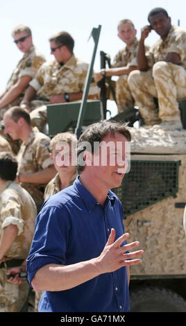 Der konservative Parteivorsitzende David Cameron trifft am letzten Tag seiner zweitägigen Erkundungsmission im Land auf Truppen der C Company 1WFR bei einem Besuch im Lashkar Gah Camp in Süd-Afghanistan. Stockfoto