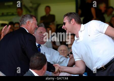 Fußball - freundlich - Peterborough United / Manchester United - London Road. Sir Alex Ferguson, Manager von Manchester United, wird von Darragh MacAnthon (r) und Barry Fry (c) begrüßt Stockfoto