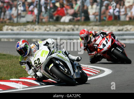 Der britische James Toseland auf dem Weg zum Sieg im ersten Rennen der SBK World Superbike Championship auf dem Brands Hatch Circuit, Kent. Stockfoto