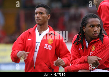 Nani von Manchester United (links) und Anderson während des Freundschaftsspiel im Oval in Belfast. Stockfoto