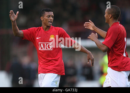 Fußball - freundlich - Glentoran gegen Manchester United - The Oval. Nani von Manchester United feiert das Tor mit Teamkollege Daniel Simpson (rechts) während des Freundschaftsspiel im Oval, Belfast. Stockfoto