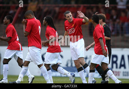 Fußball - freundlich - Glentoran gegen Manchester United - The Oval. Nani von Manchester United wird von Teamkollege John O'Shea nach dem Treffer beim Freundschaftsspiel im Oval, Belfast, gratuliert. Stockfoto