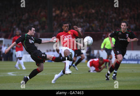 Fußball - freundlich - Glentoran gegen Manchester United - The Oval. Nani von Manchester United und Philips Carson von Glentoran (links) in Aktion während des Freundschaftsspiel im Oval, Belfast. Stockfoto