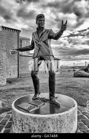 Billy Fury Statue Albert Dock Pier Head Liverpool England schwarz und weiß Stockfoto