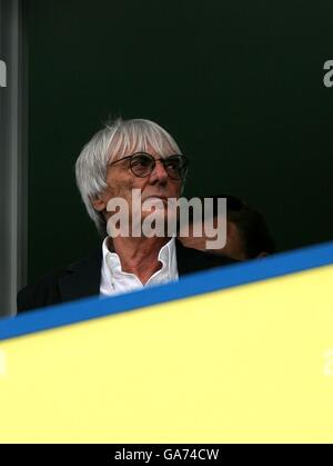 Die Formel 1-Supremo Bernie Ecclestone nimmt seinen Platz für die ein Zweite Hälfte Stockfoto