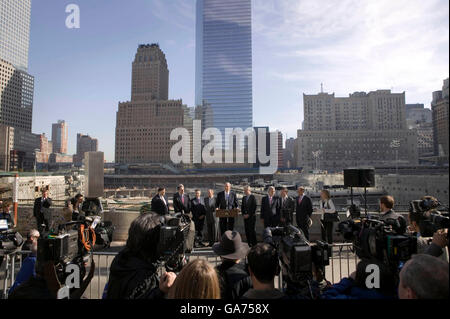 27. April 2006 - New York City, New York - New York State Gouverneur George Pataki (C, Podium) im Gespräch mit der Presse Stockfoto