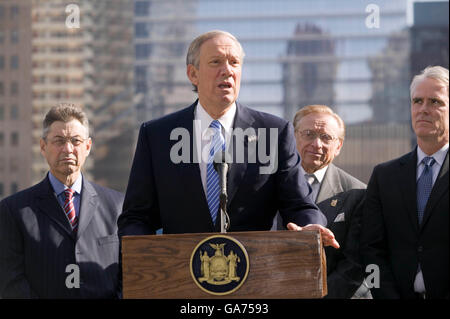 27. April 2006, New York City; † spricht Staat New York Gouverneur George Pataki (C) bei Zeremonie für den Bau des Freedom Tower Stockfoto